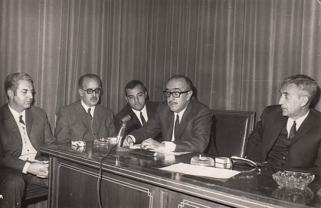 Conferencia u acto en el Colegio de Médicos de Valencia. Se distingue al prof. Rojo Sierra (primero a la izquierda), catedrático de Psiquiatría