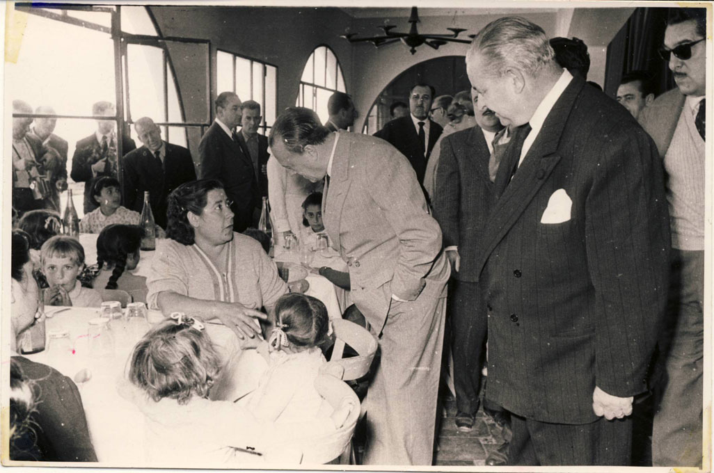 Cruz Roja atiende a los damnificados de la riada de Valencia de 1957