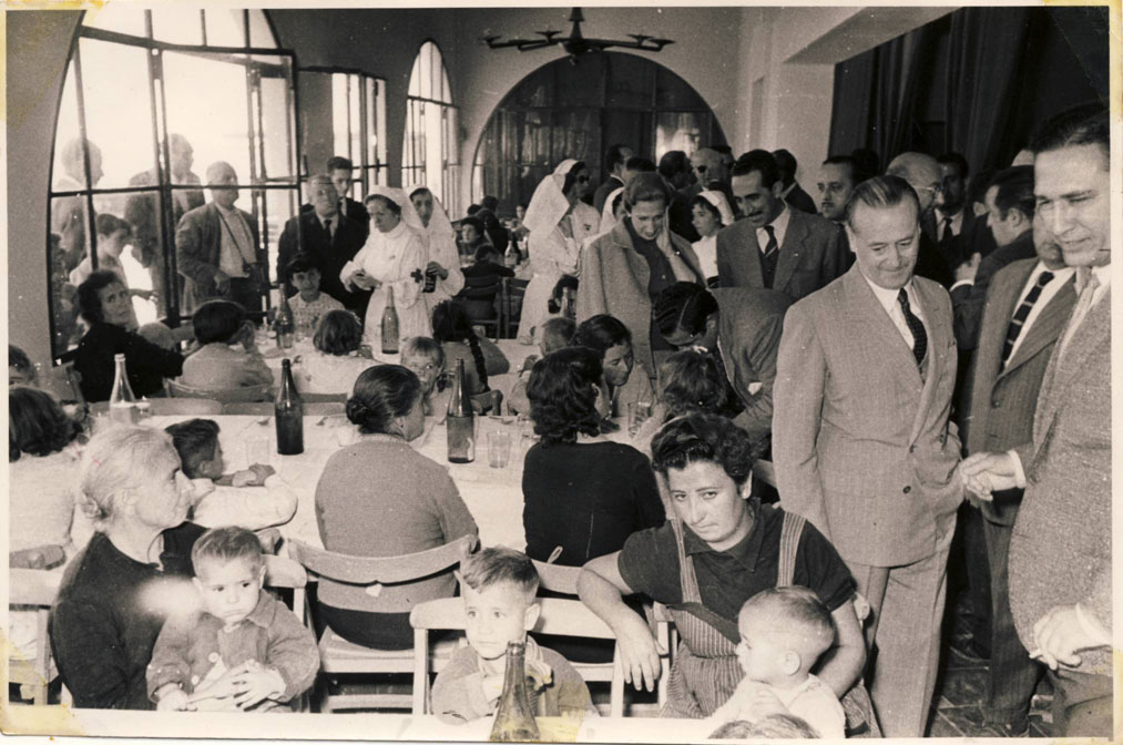 Cruz Roja atiende a los damnificados de la riada de Valencia de 1957