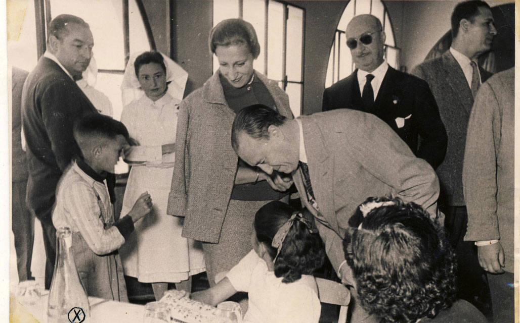 Cruz Roja atiende a los damnificados de la riada de Valencia de 1957