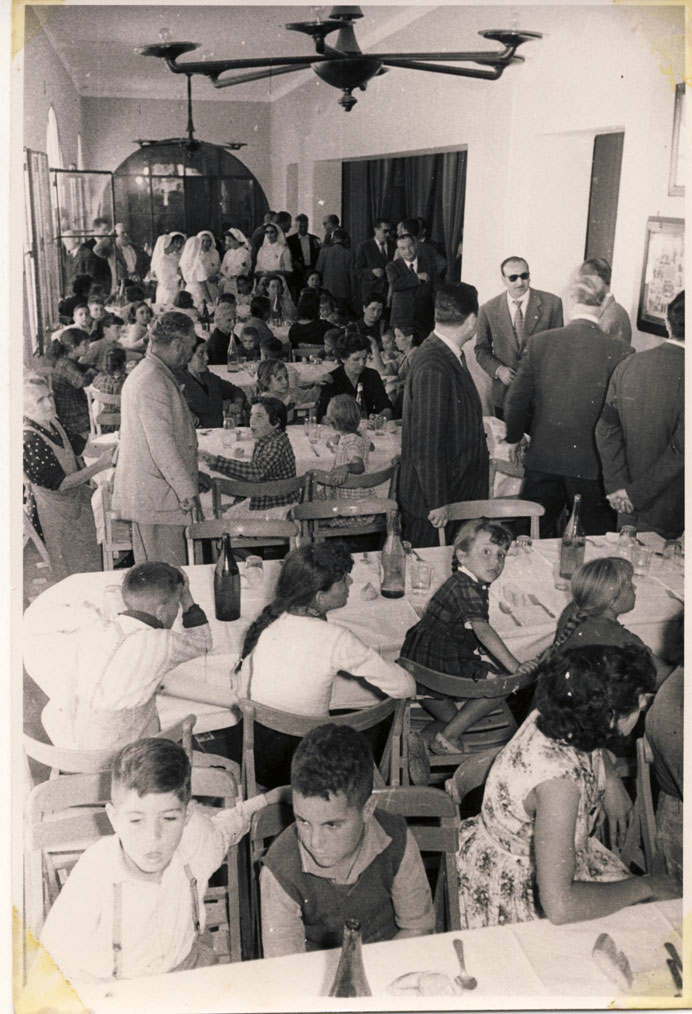 Cruz Roja atiende a los damnificados de la riada de Valencia de 1957