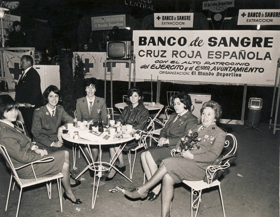 Cruz Roja. Donación de sangre en Barcelona. Plaza Cataluny, 1964
