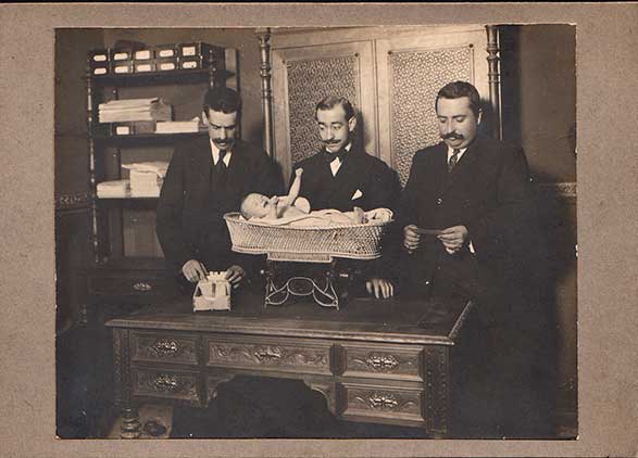 Fotografía de médicos pesando a un bebé. Madrid