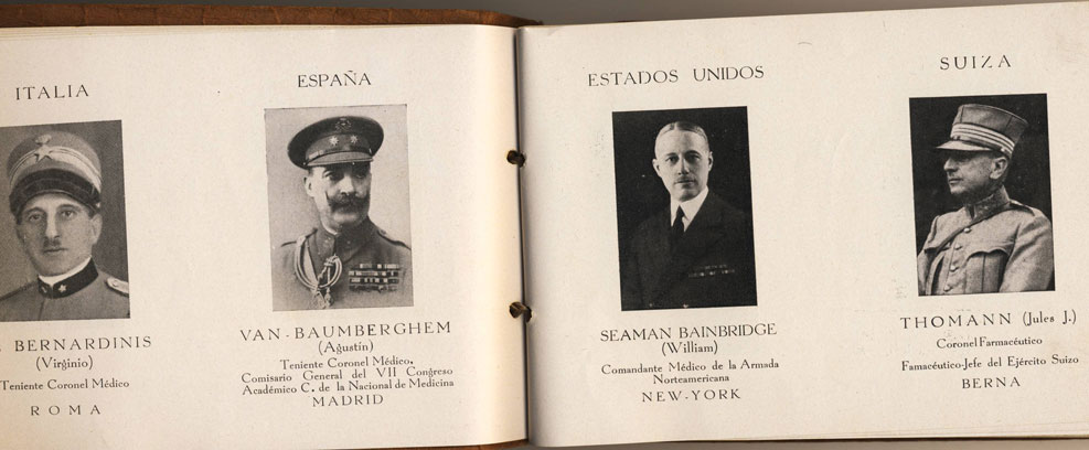 Album de congresistas del VII Congreso Internacional de Medicina y Farmacia Militares.