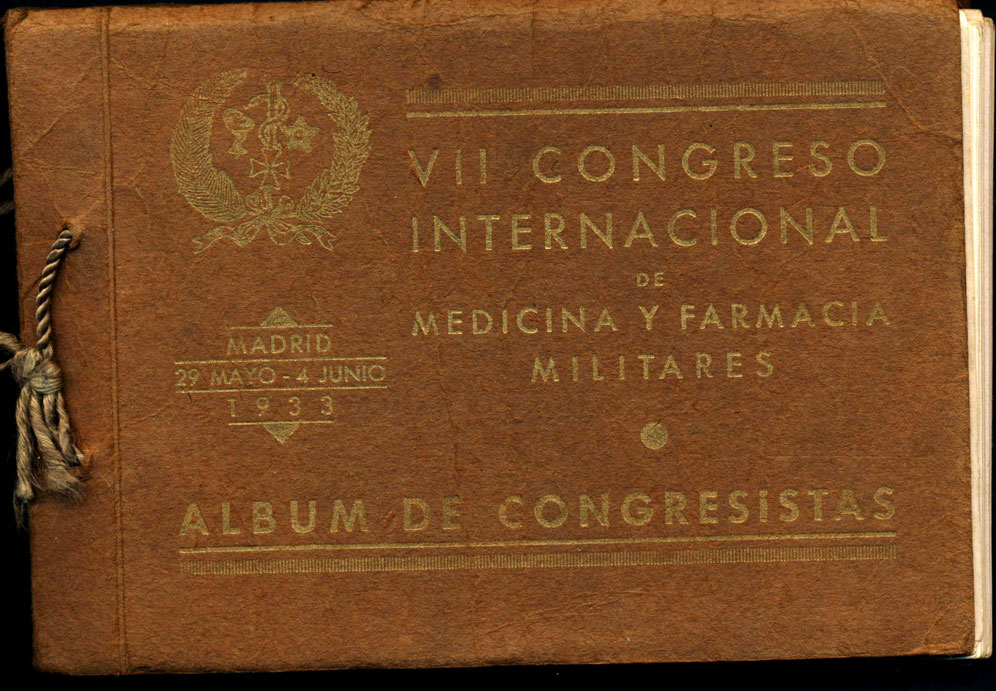 Album de congresistas del VII Congreso Internacional de Medicina y Farmacia Militares.