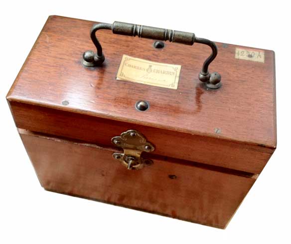 Aparato electromagn&eacute;tico Chardin para la faradizaci&oacute;n